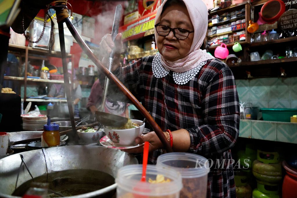 Nikmah generasi penerus soto kudus yang masih mempertahankan resep warisan di Taman Bojana, Kudus, Kabupaten Kudus, Jawa Tengah, Kamis (7/9/2023). Soto kudus daging kerbau menjadi salah satu ciri khas di antara aneka kuliner di wilayah Kudus. Soto dengan suwir daging kerbau berkuah soto kaya akan rasa rempah ini menjadi buruan bagi pelancong dan penikmat kuliner dari luar daerah.