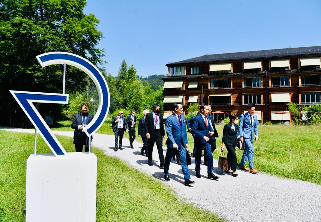 Presiden Joko Widodo dan para pemimpin G7 serta pemimpin negara mitra G7 berjalan menuju lokasi foto bersama di Schloss Elmau, Jerman, Senin (27/6/2022).