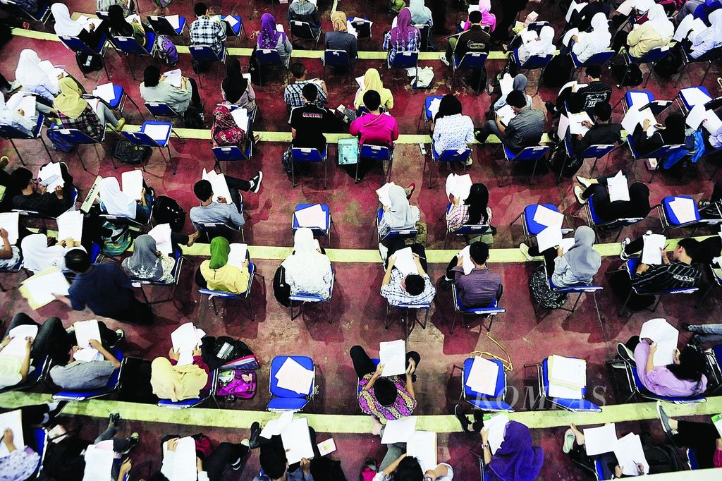 Peserta seleksi nasional masuk perguruan tinggi negeri (SNMPTN) menyelesaikan soal ujian di Universitas Diponegoro, Kota Semarang, Jawa Tengah. Biaya pendidikan yang semakin meningkat dari tahun ke tahun membuat orangtua harus menyiapkan dana pendidikan jauh-jauh hari.