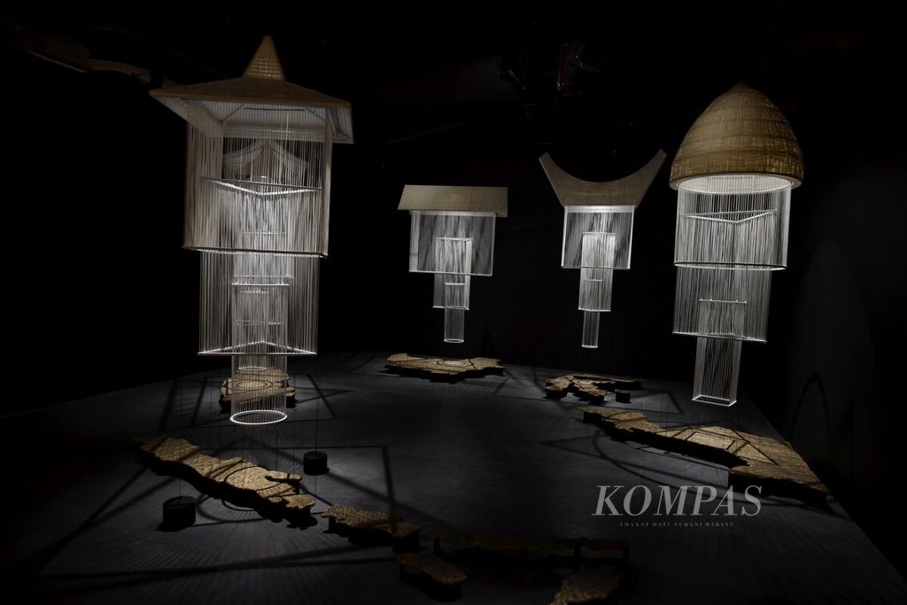 Karya Rubi Roesli berjudul "Biroe X Viro" dalam pameran seni kontemporer Artina<i></i>#2 di galeri Gedung Sarinah, Thamrin, Jakarta Pusat, Kamis (16/3/2023). 