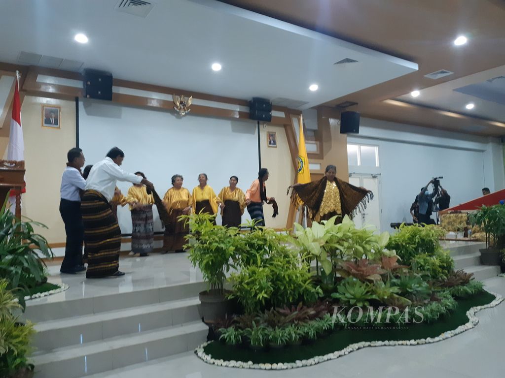 Keluarga Frans Seda menari tarian Gawi seusai seminar nasional bertema "Jejak Langkah Frans Seda: Perjuangan dan Pengabdian untuk Tuhan dan Tanah Air" di kampus Universitas Katolik Widya Mandira, Kupang, Kamis (24/11/2022).