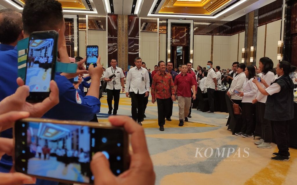 Menteri Kelautan dan Perikanan Sakti Wahyu Trenggono (tengah) didampingi Kepala Badan Riset dan SDM Kelautan dan Perikanan I Nyoman Radiarta (sebelah kiri) ketika tiba di ruang acara rapat kerja teknis BRSDMKP di Jimbaran, Kuta Selatan, Kabupaten Badung, Bali, Selasa (14/3/2023).