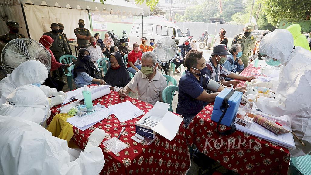 https://assetd.kompas.id/MfykWGStOlH88FvBQgl6XqZ-z88=/1024x576/filters:watermark(https://cdn-content.kompas.id/umum/kompas_main_logo.png,-16p,-13p,0)/https%3A%2F%2Fkompas.id%2Fwp-content%2Fuploads%2F2020%2F06%2FTes-Massal-Pedagang-Pasar-Warung-Buncit_89795001_1591891940.jpg