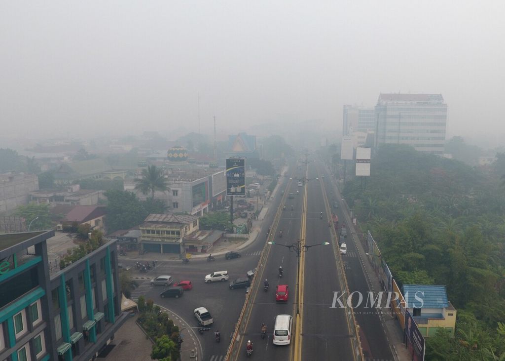 https://assetd.kompas.id/MggXgR4JyDWxnwfJorT2yXoEMyw=/1024x731/filters:watermark(https://cdn-content.kompas.id/umum/kompas_main_logo.png,-16p,-13p,0)/https%3A%2F%2Fkompas.id%2Fwp-content%2Fuploads%2F2019%2F09%2F20190923sah-Riau-Darurat-Asap-1_1569226364.jpg