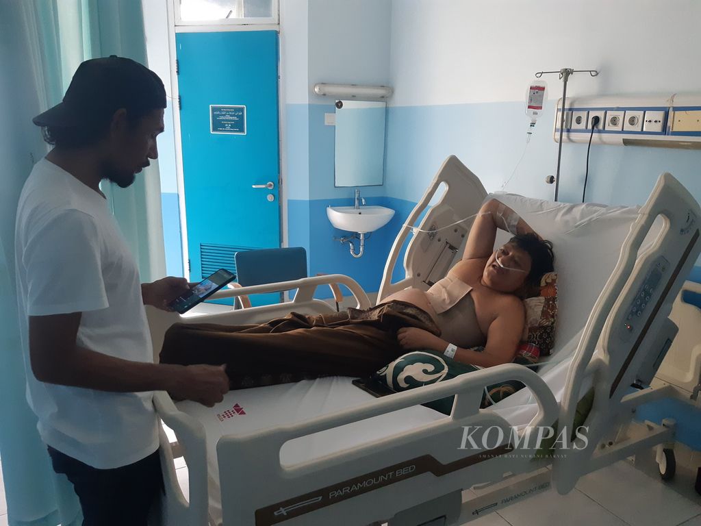Muhammad Nadir (46), warga Desa Sido Mulyo, Kecamatan Kuta Makmur, Kabupaten Aceh Utara, Provinsi Aceh, terbaring lemas di ranjang Rumah Sakit Umum Daerah Zainal Abidin (RSUDZA) Banda Aceh. Dia dirawat karena mengalami patah tulang rusuk setelah dibanting gajah liar.