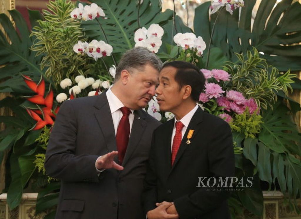 Presiden Joko Widodo (kanan) dan Presiden Ukraina Petro Poroshenko terlibat diskusi intensif disela-sela menyaksikan penandatanganan naskah kerjasama sama antar kedua negara  di Istana Merdeka, Jakarta, Jumat (5/8/2016). Empat naskah kerja sama yang ditandatangani adalah di  bidang hubungan luar negeri, pertanian dan pertahanan.