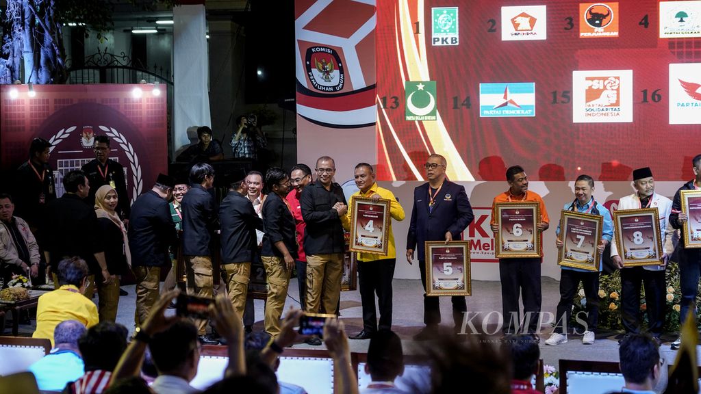 General Election Commission (KPU) chairman Hasyim Asyari and representatives of political parties participating in the 2024 election along with their serial number placards during the Lottery and Determination of Political Party Numbers participating in the 2024 General Election in the courtyard of the General Election Commission (KPU) Office, Jakarta, Wednesday (14/14) 12/2022).
