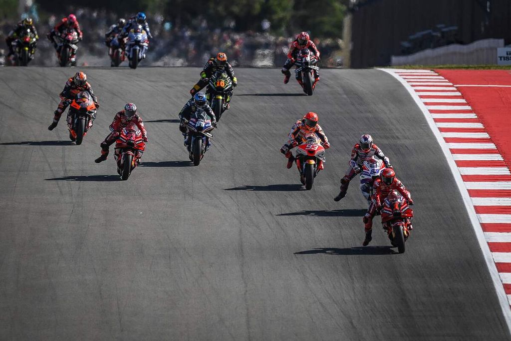 Para pebalap adu cepat dalam balapan sprint MotoGP perdana pada seri Portugal di Sirkuit Internasional Algarve, Portimao, Portugal, Sabtu (25/3/2023) waktu setempat atau Minggu (26/3/2023) dini hari WIB.