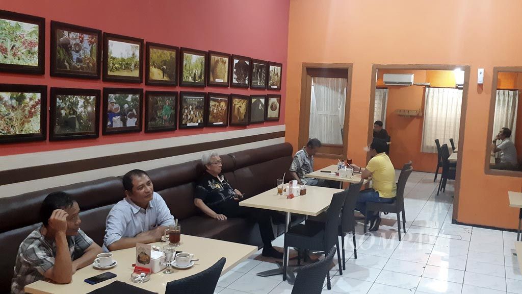 https://assetd.kompas.id/Mn3oFlzjtI7x_EYUavHtUFgQuEM=/1024x576/filters:watermark(https://cdn-content.kompas.id/umum/kompas_main_logo.png,-16p,-13p,0)/https%3A%2F%2Fkompas.id%2Fwp-content%2Fuploads%2F2019%2F02%2F20190222_ENGLISH-KOPI-BANARAN_A_web_1550845597.jpg