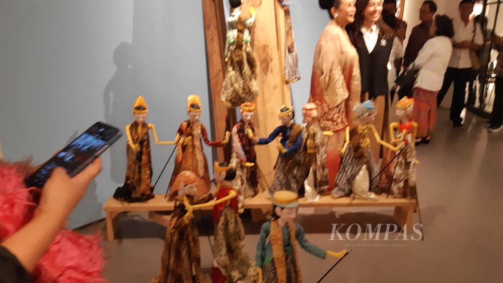 Seni instalasi berjudul The Last Supper karya Sasya Tranggono, Selasa (26/11/2024). Karya ini ditampilkan di dalam pameran tunggal Sasya Tranggono bertajuk The Holy Journey, di Galeri Zen1, Jakarta, 26 November sampai 31 Desember 2024.
