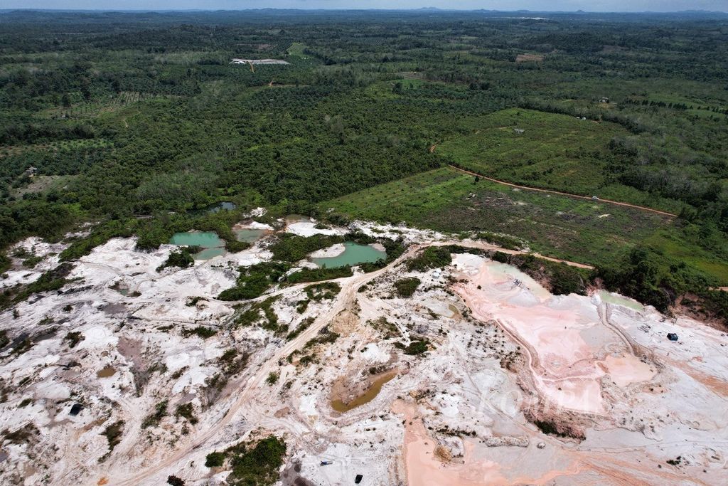 Lanskap Gurun Namang, kawasan tambang timah di Kecamatan Namang, Kabupaten Bangka Tengah, Bangka Belitung (Babel), Kamis (21/7/2022). Babel adalah penghasil timah terbesar kedua di dunia. Tiap tahun, ekspor timah Babel mencapai 200.000 ton