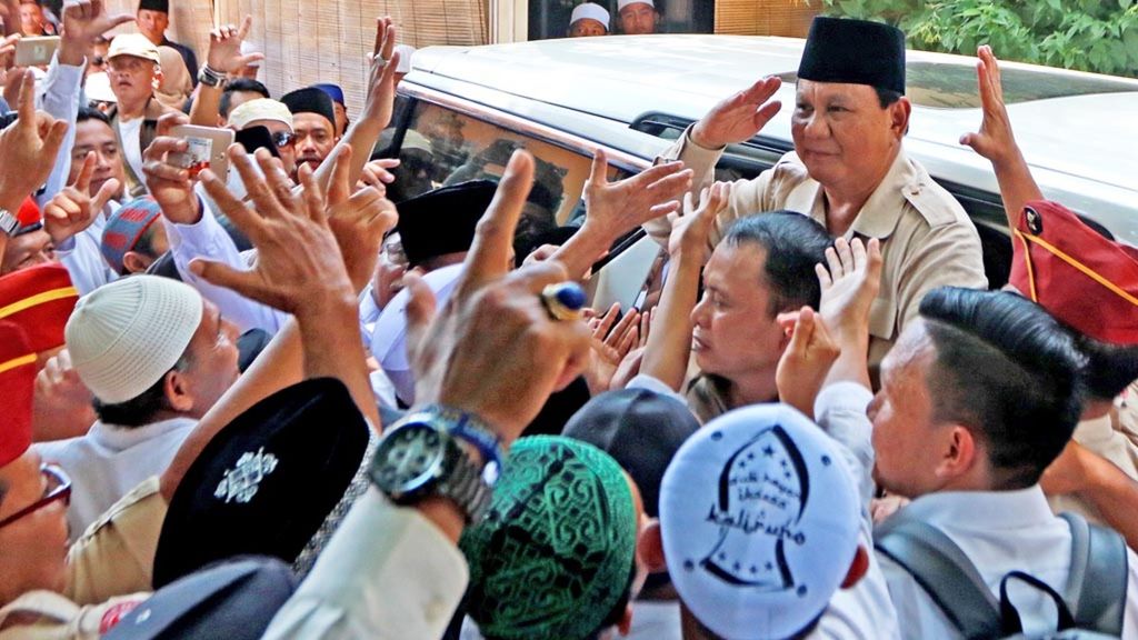 Calon presiden nomor urut 02, Prabowo Subianto, menyapa pendukungnya saat berkunjung ke Pondok Pesantren Syalafiah Syafi'iyah Sukorejo, Situbondo, Jawa Timur, Senin (25/2/2019). Kunjungan Prabowo ke Situbondo tersebut, selain berziarah ke makam tokoh pahlawan dan inspirator kelahiran Nahdlatul Ulama, RKH As'ad Syamsul Arifin, juga bersilaturahmi dengan keluarga besar Pondok Pesantren Syalafiah Syafi'iyah.