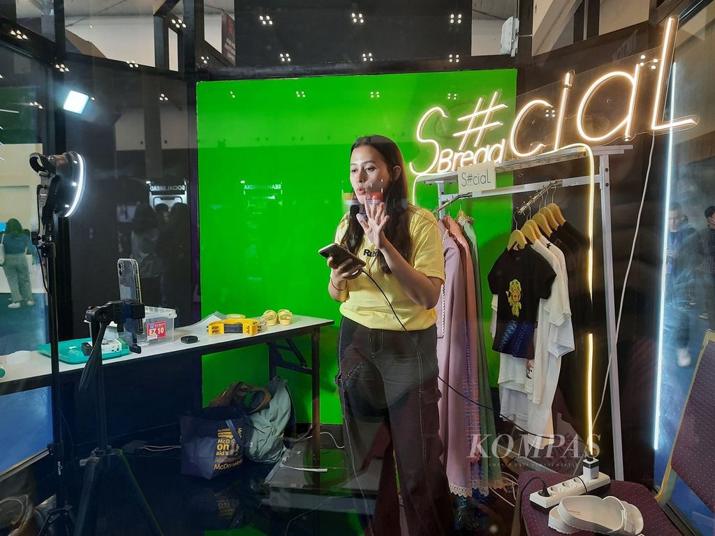 Seorang pedagang (<i>live streamer</i>) tengah menawarkan produk-produknya secara daring di ICE BSD, Tangerang, Banten, Selasa (29/8/2023). 