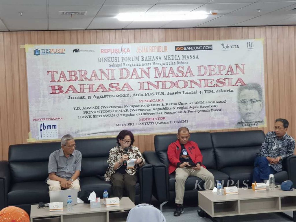 Suasana diskusi Forum Bahasa Media Massa (FBMM) di aula Pusat Dokumentasi Sastra HB Jassin, Taman Ismail Marzuki, Jakarta, Jumat (5/8/2022). Dari kiri ke kanan, pembicara  TD Asmadi, moderator Rita  Sri Hastuti, serta dua pembicara lainnya yakni Priyantono Oemar, dan Hawe Setiawan. 