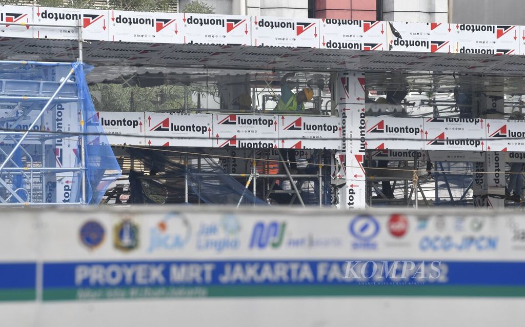 Pembangunan halte sementara Transjakarta Koridor 1 Blok M-Kota di Jalan Gajah Mada, Jakarta Pusat, masih terus dikerjakan, Senin (20/2/2023). Sejumlah halte bus Transjakarta yang terdampak proyek MRT Fase 2 paket kontrak (CP) 202 Harmoni-Mangga Besar akan direlokasi dan dipindahkan pada halte sementara. Pekerjaan konstruksi MRT Fase 2A meliputi pembangunan Stasiun Harmoni, Stasiun Sawah Besar, dan Stasiun Mangga Besr.