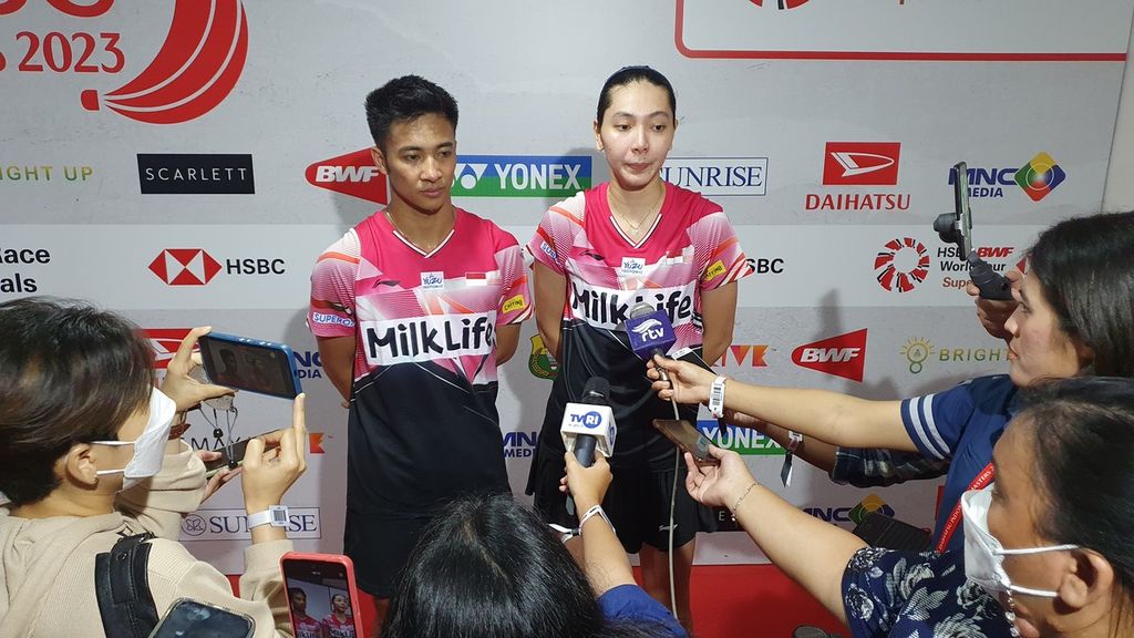 Wartawan mewawancarai ganda campuran Indonesia, Dejan Ferdiansyah/Gloria Emanuelle Widjaja, seusai laga melawan ganda campuran Hong Kong, Lee Chun Hei Reginald/Ng Tsz Yau, pada Daihatsu Indonesia Masters 2023, di Istora Senayan, Jakarta, Januari 2023. Jurnalisme dibutuhkan untuk memberikan informasi, mendidik, menghibur, dan melakukan kontrol sosial.