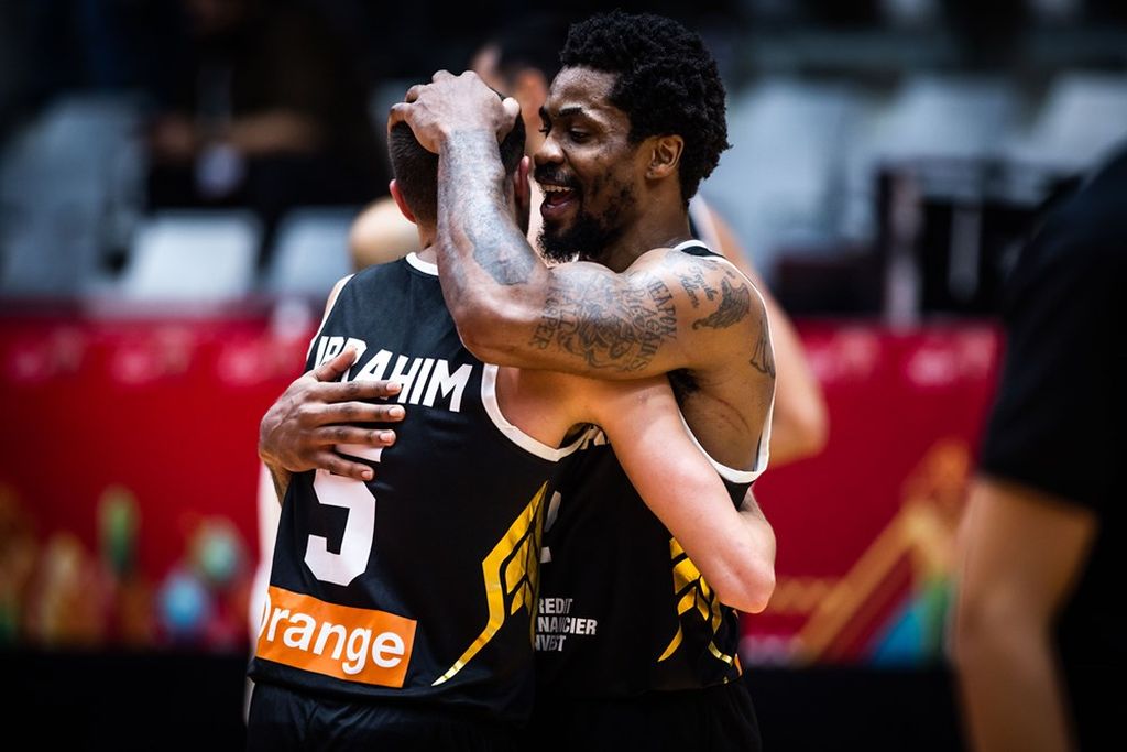 Duet <i>guard </i>Jordania, Freddy Ibrahim (kiri) dan Dar Tucker, menjadi pahlawan kemenangan atas Iran, 91-76, pada laga perempat final Piala Asia FIBA 2022 di Istora Gelora Bung Karno, Senayan, Jakarta, Rabu (20/7/2022). Ibrahim mencetak 23 poin, sedangkan Tucker menjadi pencetak angka terbanyak dengan 29 poin.