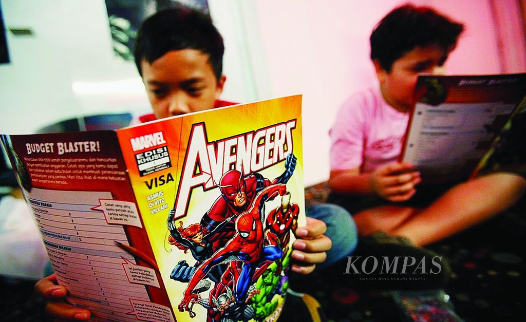 Raihan dan Haikal membaca komik berjudul <i>Avengers: Menyelamatkan Bumi </i>di Jakarta, Jumat (4/5/2012). Komik 16 halaman yang diterbitkan oleh Visa Inc bekerja sama dengan Marvel Comics tersebut bercerita mengenai tokoh hero Spiderman dan The Avengers yang belajar mengenai keuangan pribadi saat melawan penjahat Mole Man dalam sebuah usaha perampokan. Peluncuran komik itu merupakan upaya memperkenalkan pengetahuan dasar keuangan, mengatur anggaran, dan menabung bagi para pembacanya yang kebanyakan adalah generasi muda. 