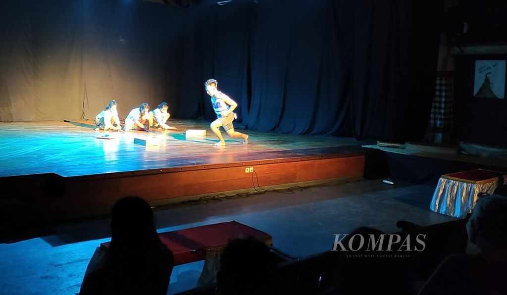https://assetd.kompas.id/MxNVXHJ4odV3-5eJ0tnz46sGmuM=/1024x596/filters:watermark(https://cdn-content.kompas.id/umum/kompas_main_logo.png,-16p,-13p,0)/https%3A%2F%2Fkompas.id%2Fwp-content%2Fuploads%2F2021%2F12%2F20211222cokd-pergelaran-di-geoks-singapadu_1640109155.jpg