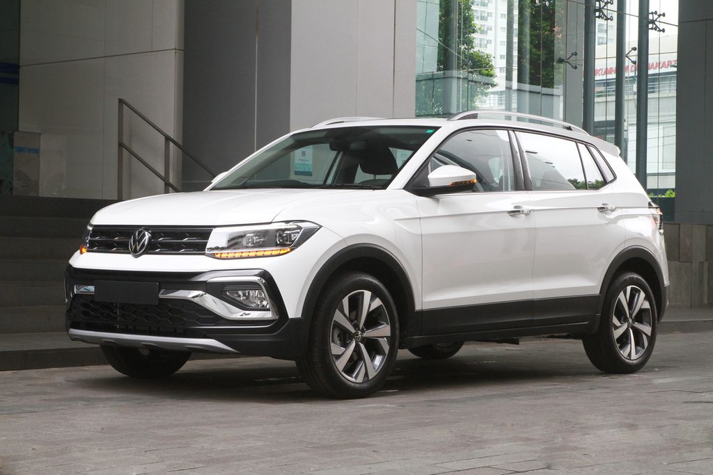 Model T-Cross adalah produk Volkswagen terbaru yang dipasarkan di Indonesia oleh PT Garuda Mataram Motor. Mobil yang diimpor utuh dari India ini akan meramaikan ceruk pasar mobil jenis SUV berukuran kompak yang semakin diminati masyarakat Indonesia. Dengan harga jual Rp 488 juta <i>on the road</i> DKI Jakarta, T-Cross berada di kelas premium.