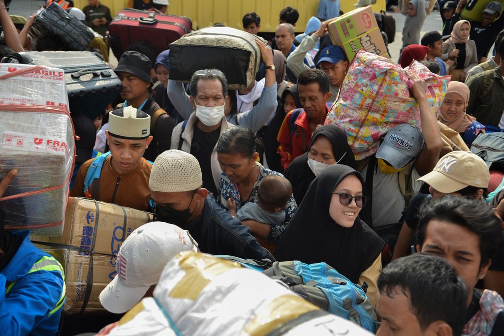 Homecomers are crowded when they enter the ship at Tanjung Priok Port, North Jakarta, Saturday (15/4/2023). The Ministry of Transportation and PT Indonesian National Shipping (Pelni) are holding a free Lebaran 2023 mudik (homecoming, exodus) from Jakarta to Semarang. Until now, around 8,078 passengers and 3,568 motorbikes have been registered as participating in the free mudik program.