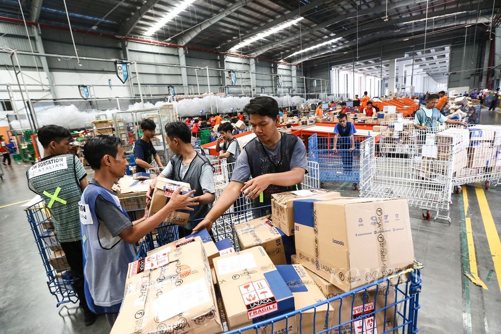 Kesibukan pekerja di gudang Lazada di kawasan Cimanggis, Kota Depok, Jawa Barat, Selasa (12/11/2019). Gudang seluas 30.000 meter persegi ini memiliki kapasitas penyimpanan 2 juta dari kapasitas total 7 juta-8 juta barang dan diklaim terbesar di kawasan Asia Tenggara. Pada hari diskon festival 11.11, diperkirakan terjadi peningkatan penjualan di platform e-dagang Lazada hingga 300 persen dibandingkan tahun 2018.