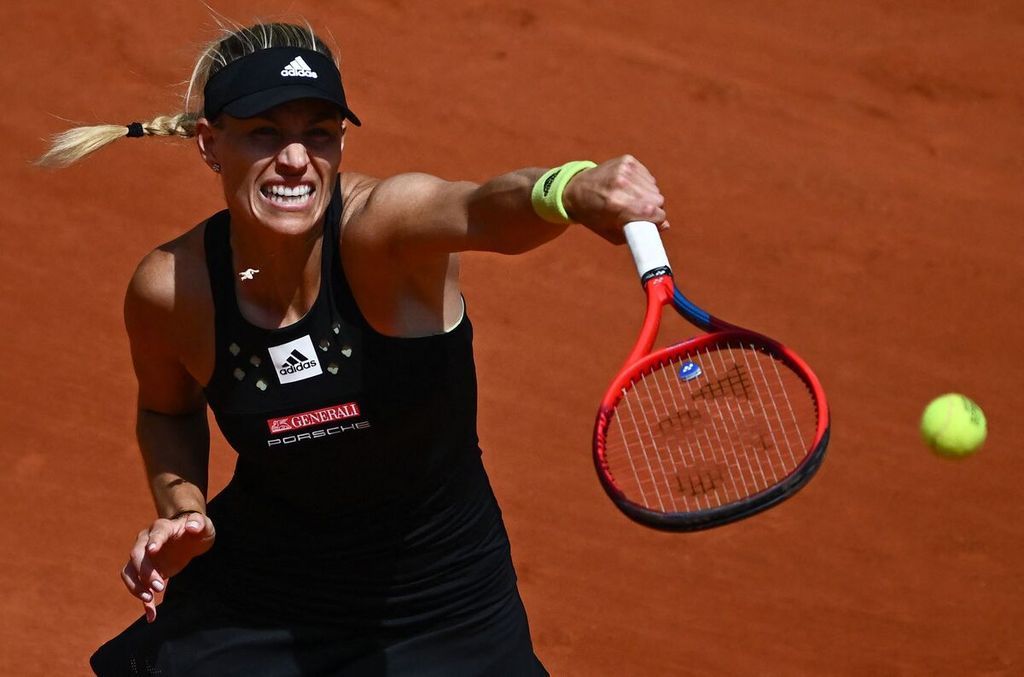 Petenis Jerman Angelique Kerber mengembalikan bola ke petenis Perancis Elsa Jacquemot pada laga Perancis Terbuka di Lapangan Philippe-Chatrier, Roland Garros, Paris, Rabu (25/5/2022). 