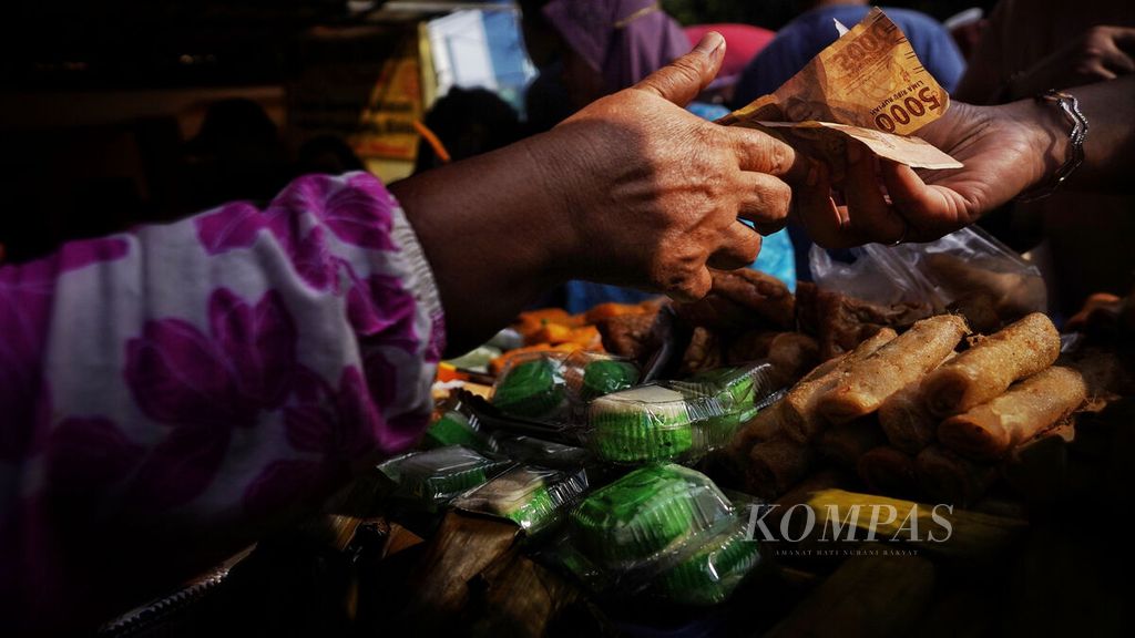 Transaksi warga membeli makanan untuk berbuka puasa di Bazar Pasar Takjil Benhil di kawasan Bendungan Hilir, Jakarta, Kamis (23/3/2023). Pasar Takjil Benhil merupakan lapak pedagang makanan yang digelar setahun sekali di kawasan ini dan selalu ramai dikunjungi warga ataupun pekerja perkantoran sekitar kawasan tersebut. Aneka makanan untuk berbuka puasa ditawarkan para pedagang. Keberadaan pasar takjil ini menjadi salah satu tradisi urban di kawasan Ibu Kota setiap bulan puasa tiba.
