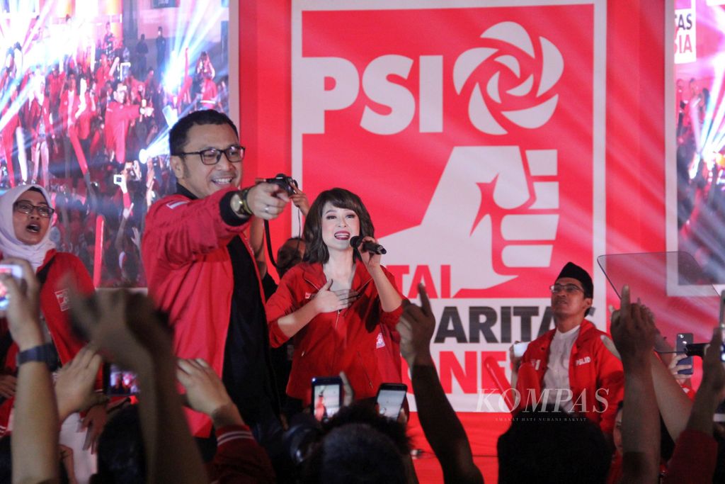 Ketua Umum Partai Solidaritas Indonesia (PSI) Grace Natalie (kedua dari kanan) bersama juru bicara PSI Giring Ganesha (ketiga dari kanan) dan sejumlah pengurus lain bernyanyi bersama dalam acara Festival 11 Yogyakarta, Senin (11/2/2019) malam, di Jogja Expo Center, Kabupaten Bantul, Daerah Istimewa Yogyakarta. Dalam acara itu, Grace menyampaikan pidato politik yang menyerukan perlawanan terhadap pihak-pihak yang ia sebut sebagai nasionalis gadungan.
