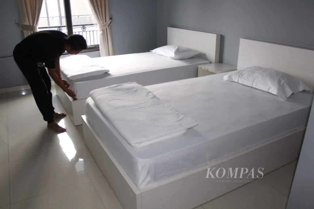 Petugas merapikan kamar di Cemara Syariah Guest House, Kecamatan Kertajati, Kabupaten Majalengka, Kamis (25/4/2024). Penginapan dengan total 24 kamar itu berada di sekitar Bandara Internasional Jawa Barat Kertajati.