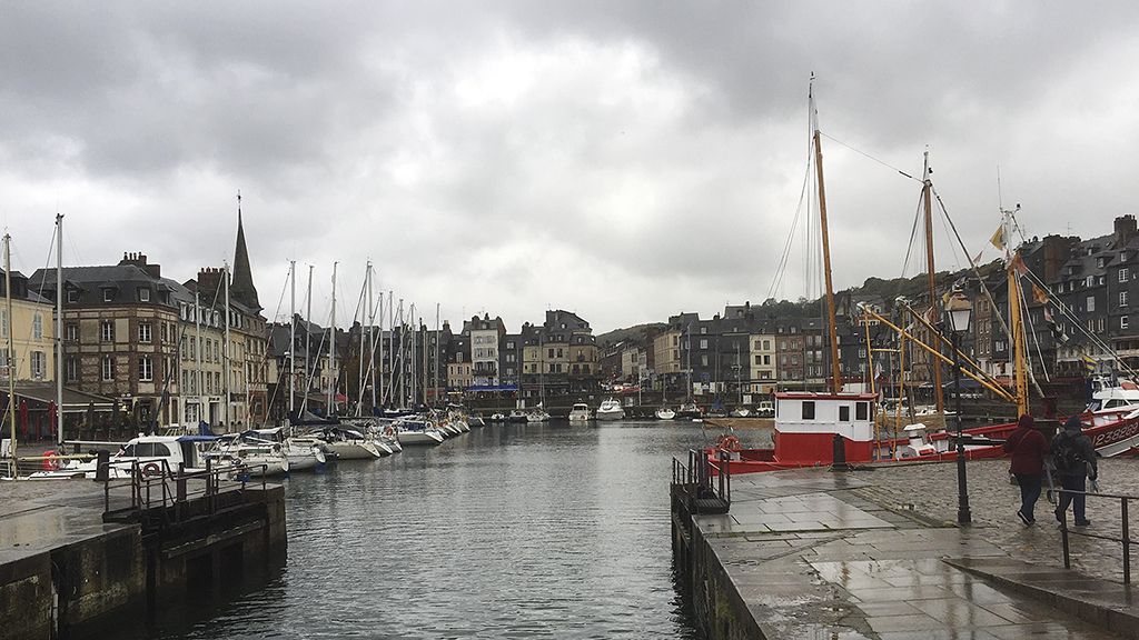 Kota tua tepi pantai Honfleur juga banyak dikunjungi turis. Kota kecil yang indah ini juga dikunjungi turis yang datang dengan kapal pesiar Uniworld.