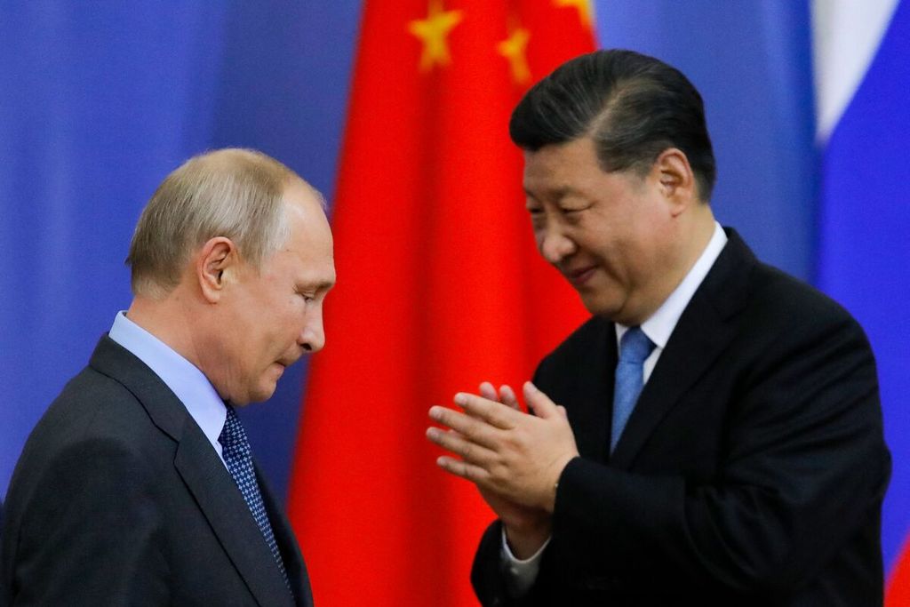Dalam foto tanggal 6 Juni 2019 ini, Presiden Rusia Vladimir Putin (kiri) dan Presiden China Xi Jinping menghadiri upacara penganugerahan gelar bagi Xi oleh Saint Petersburg State University di sela ajang St Petersburg International Economic Forum di Saint Petersburg, Rusia. 
