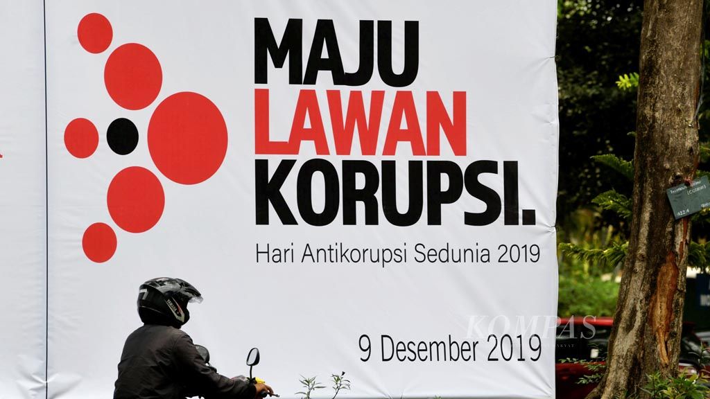 https://assetd.kompas.id/N51JM7-dB8M5HvU9bLk2m5h0RF0=/1024x576/filters:watermark(https://cdn-content.kompas.id/umum/kompas_main_logo.png,-16p,-13p,0)/https%3A%2F%2Fkompas.id%2Fwp-content%2Fuploads%2F2019%2F12%2F20191208_ENGLISH-TEMATIS-KORUPTOR_A_web_1575816077.jpg