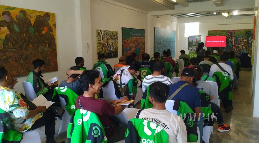 Gojek mengadakan pelatihan bagi mitra GoRide di Bali. Melalui kegiatan Bengkel Belajar Mitra (BBM), yang diselenggarakan di Jimbaran, Kuta Selatan, Badung, Rabu (21/9/2022), Gojek meningkatkan kemampuan para mitra GoRide untuk mendukung kegiatan KTT G20 di Bali. 