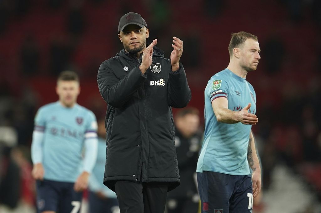 Manajer Burnley Vincent Kompany bertepuk tangan untuk timnya seusai melawan Manchester United pada laga babak 16 besar Piala Liga di Stadion Old Trafford, Manchester, Inggris, Rabu (21/12/2022). MU menang 2-0 pada laga itu. 