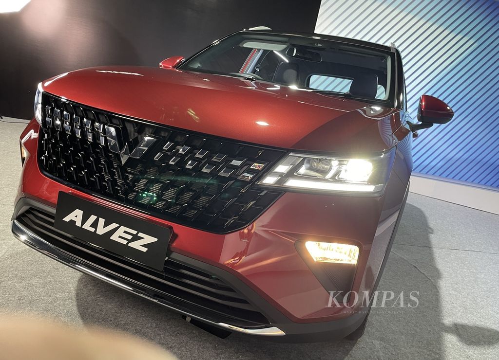 Lampu depan Wuling Alvez tipe EX telag menggunakan LED proyektor, yang ketinggiannya bisa disesuaikan. Ada pula lampu kabut di bagian bawah yang masih menggunakan halogen.