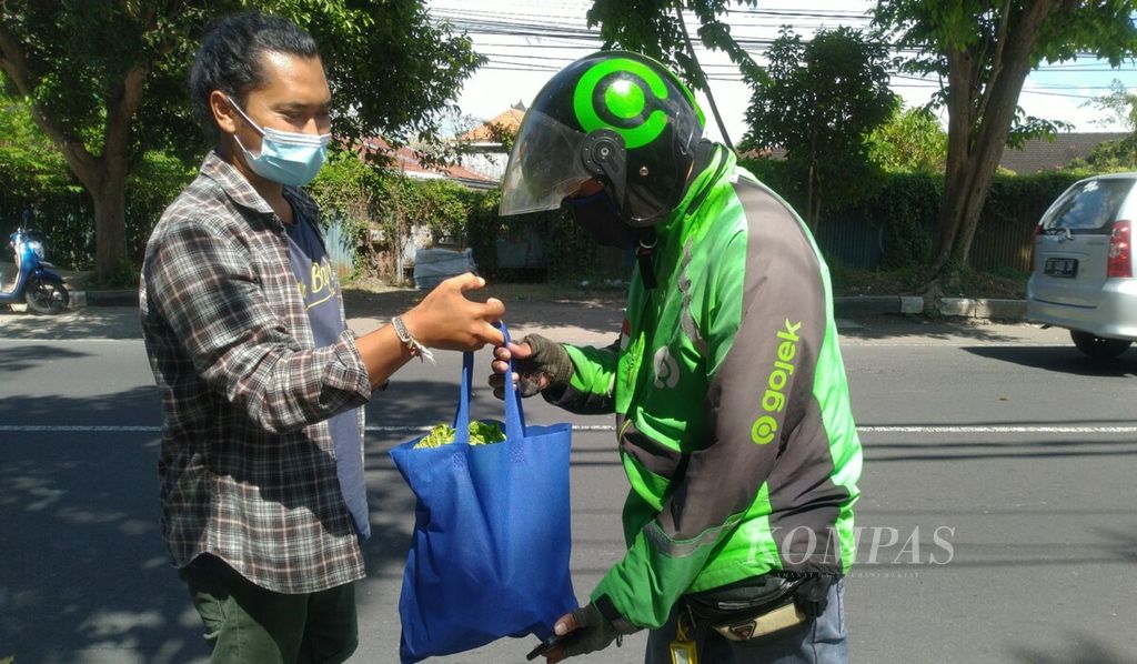 https://assetd.kompas.id/N8XBBYLcQ4HJdOvrOyfXlylcc1w=/1024x598/filters:watermark(https://cdn-content.kompas.id/umum/kompas_main_logo.png,-16p,-13p,0)/https%3A%2F%2Fkompas.id%2Fwp-content%2Fuploads%2F2021%2F07%2F20210731coki-bantuan-sosial-masa-pandemi_1627724706.jpg