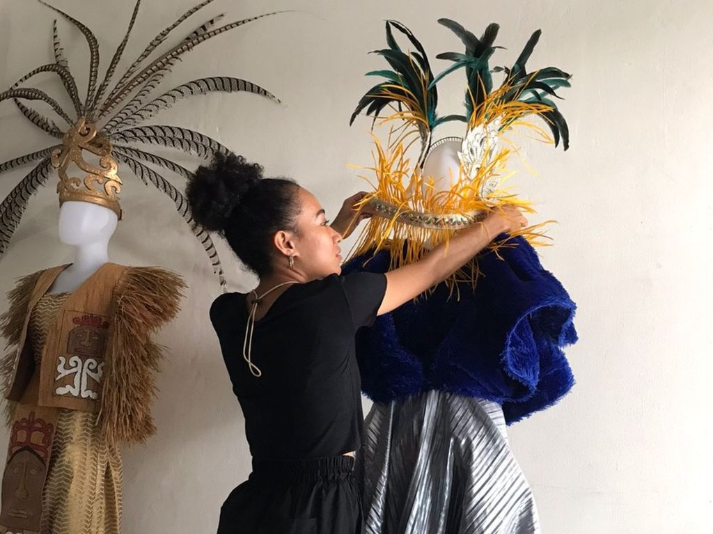 Desainer asal Papua, Ezterlin Baransano, memamerkan busana hasil karyanya di Papua Youth Creative Hub di Kota Jayapura, Papua.