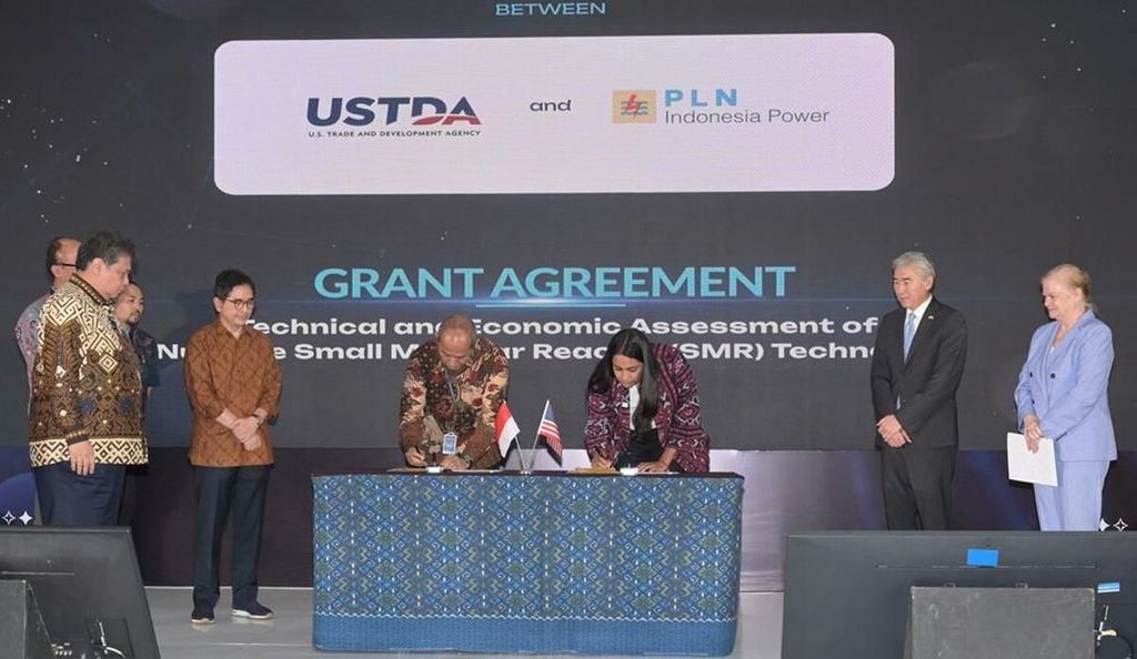 Dokumentasi Kedutaan Besar AS untuk Indonesia menampilkan suasana penandatanganan Memorandum of Agreement (MoA) antara USTDA dan PT PLN Indonesia Power, yang turut disaksikan Menteri Koordinator Bidang Perekonomian Airlangga Hartarto (kiri), Wakil Asisten Utama Menteri Luar Negeri AS Ann K Ganzer (kanan), dan Duta Besar AS untuk Indonesia Sung Y Kim (kedua, kanan), di Nusa Dua, Badung, Sabtu (18/3/2023).