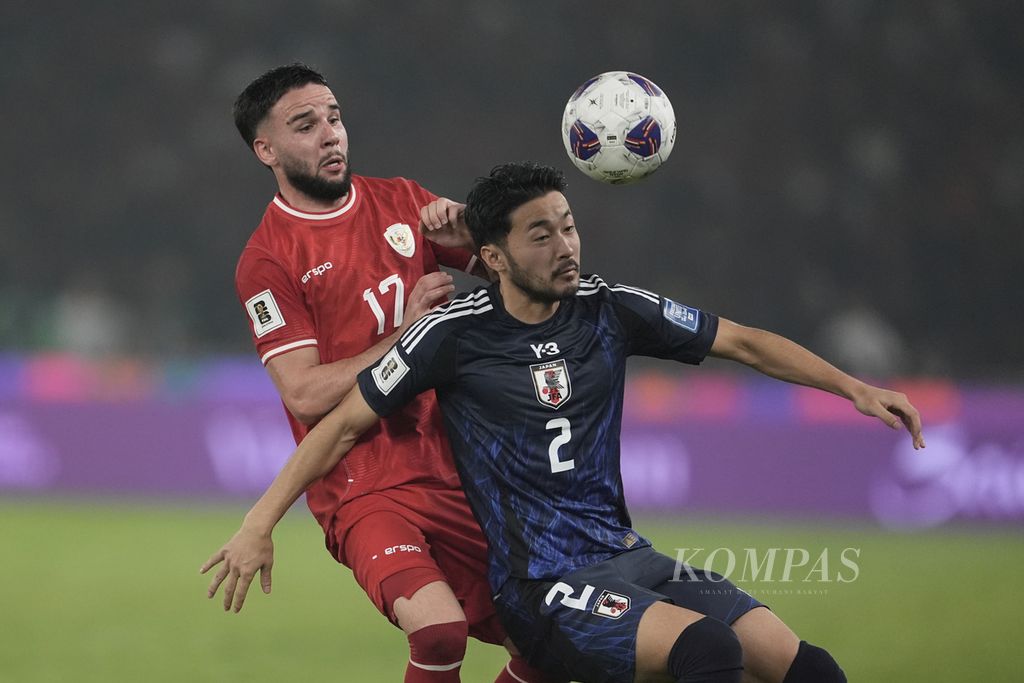Sayap kiri timnas Indonesia, Calvin Verdonk, berusaha merebut bola dari pemain Jepang, Yukinari Sugawara, pada pertandingan Grup C putaran ketiga kualifikasi Piala Dunia zona Asia di Stadion Utama Gelora Bung Karno, Jakarta, Jumat (15/11/2024). Indonesis kalah 0-4 dari Jepang.