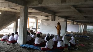 Belajar Lesehan di Kolong Bangunan, Siswa SD di Demak Mendamba Ruang Kelas