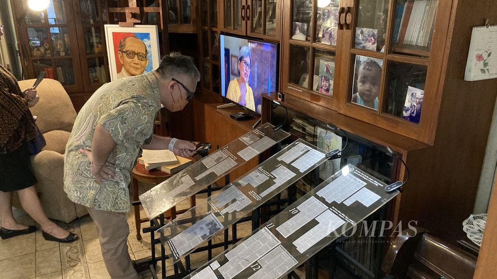 Suasana pameran Membaca Soedjatmoko dari Rumah dan Ingatan” yang berlangsung di kediaman Soedjatmoko (1922-1989) di kawasan Menteng, Jakarta, Senin (9/1/2023). Pameran yang berlangsung pada 10-14 Januari 2023 ini menampilkan lebih dari 250 arsip pribadi yang disimpan keluarga Soedjatmoko. Adapun Soedjatmoko merupakan pemikir dan diplomat. Ia pernah menjadi perwakilan Indonesia pada Sidang Umum PBB, serta ikut mendampingi Sutan Sjahrir di sidang Dewan Keamanan PBB pada 1947.