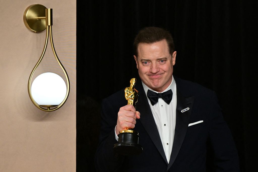 Aktor Amerika Serikat-Kanada, Brendan Fraser, berada di ruang pers dalam acara penghargaan Academy Awards ke-95 di Dolby Theatre, Hollywood, California, Amerika Serikat, pada 12 Maret 2023.