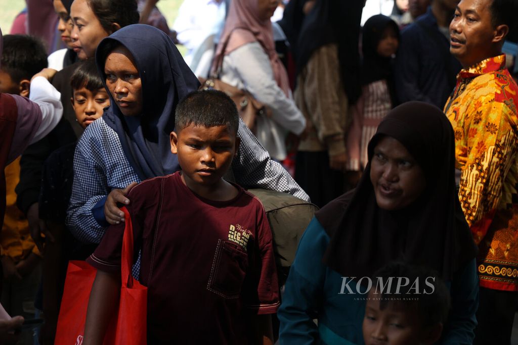 Siswa dan orangtuanya hadir untuk persiapan Sekolah Rakyat di kompleks Balai Besar Pelatihan Vokasi dan Produktivitas Semarang, Jawa Tengah, Senin (29/9/2025).  