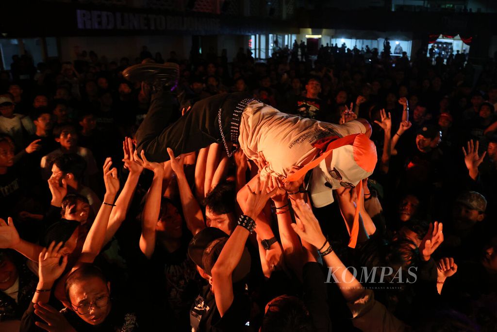 Alectroguy, gitaris Sukatani, yang larut dalam euforia konser September Hitam dengan turut <i>moshing</i> di antara penonton di Auditorium Imam Barjo, Pleburan, Kota Semarang, Jawa Tengah, Sabtu (20/9/2025). 