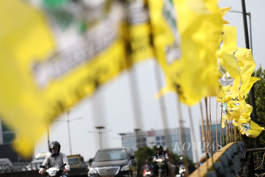 Bendera Partai Golkar berkibar di Jalan Gatot Subroto, Jakarta, Jumat (29/11/2019). 