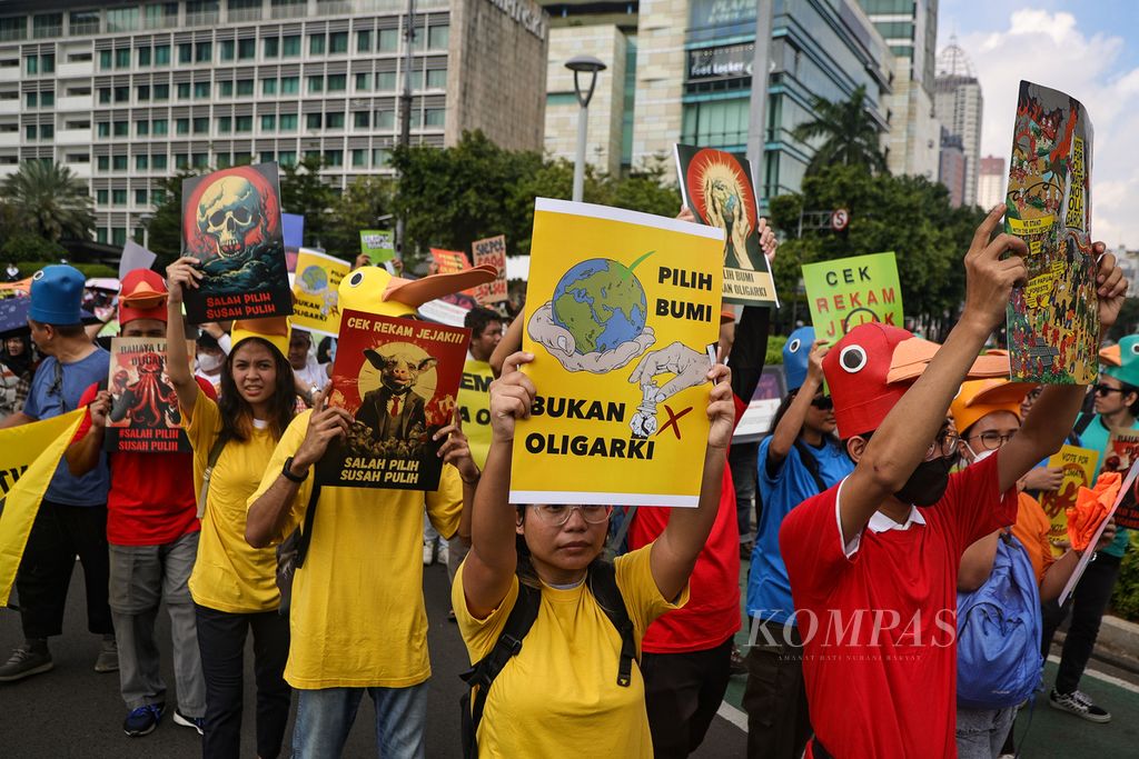 Peserta membawa poster kritik dalam Karnaval Pilih Pulih di kawasan Bundaran HI, Jakarta, Rabu (7/2/2024). Aksi ini diinisiasi puluhan lembaga masyarakat sipil, komunitas muda, pelajar, dan mahasiswa. Mereka mengajak para pemilih dalam Pemilu 2024 untuk mencermati visi-misi, ide dan gagasan, serta rekam jejak pasangan calon presiden dan calon wakil presiden, partai politik, hingga calon anggota legislatif. 