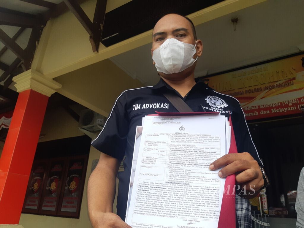 Ketua Serikat Buruh Migran Indonesia (SBMI) Indramayu Juwarih (tengah) mendatangi Kepolisian Resor Indramayu di Kabupaten Indramayu, Jawa Barat, Kamis (28/10/2021). Juwarih melaporkan Rokaya, pekerja migran Indonesia, yang diduga menjadi korban tindak pidana perdagangan orang. 