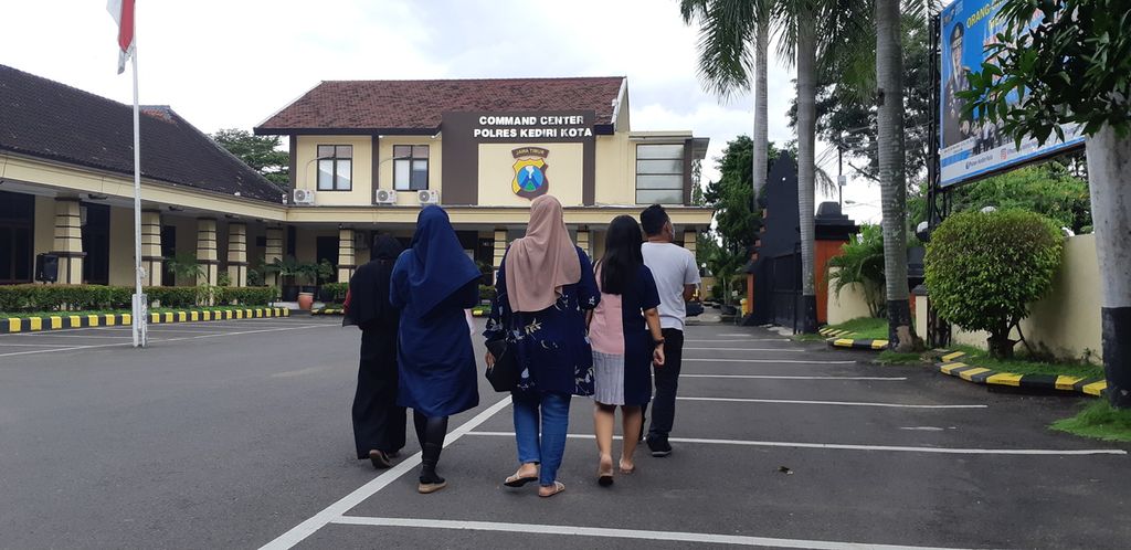 Tiga korban penipu berkedok cinta melapor ke Polres Kediri Kota, Kediri, Jawa Timur, Minggu (17/3/2022). Mereka merasa tertipu oleh Faris Ahmad Faza yang mereka kenal lewat Tinder dan Line sehingga terjerumus dalam punjaman daring (pinjol) hingga puluhan juta rupiah.