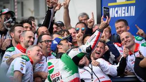 Zarco Menulis Ulang Sejarah 71 Tahun di Le Mans